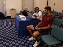 Fazio, de la Roma, presencia la exposición del cuerpo técnico de la Selección Fazio, de la Roma, presencia la exposición del cuerpo técnico de la Selección