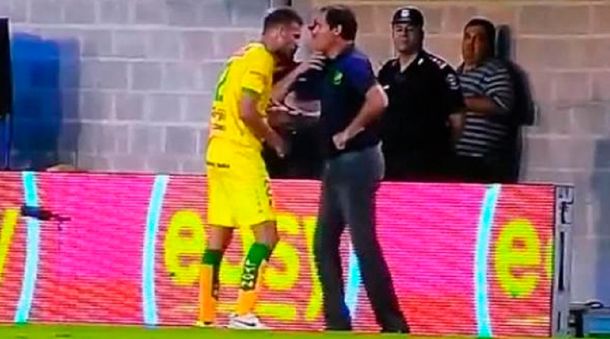 Insólito: tras un error, un defensor pidió el cambio y su DT no lo dejó salir