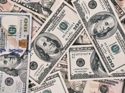 El dólar volvió a subir en Uruguay y se internó en la franja de los 39 pesos. El dólar volvió a subir en Uruguay y se internó en la franja de los 39 pesos.