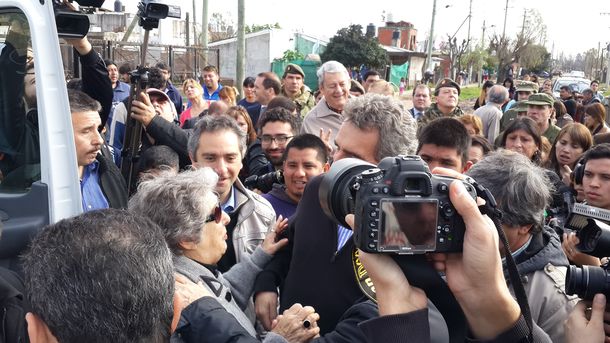Andrés Larroque, en un barrio de Florencio Varela: El Estado cumple su rol