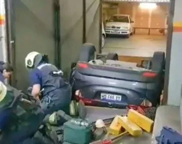 Así rescataron a un hombre que cayó con su auto en el hueco de un montacargas