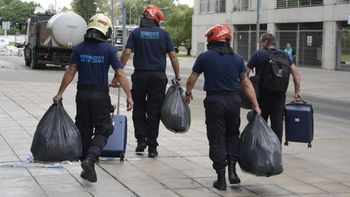 bomberos asisten a vecinos para ingresar en viviendas a recuperar pertenencias bomberos asisten a vecinos para ingresar en viviendas a recuperar pertenencias