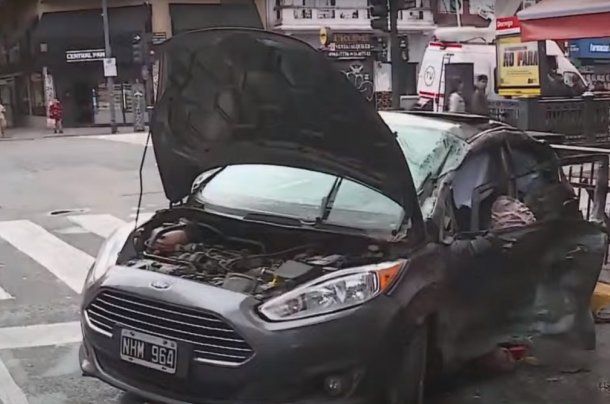 Chacarita: jóvenes borrachos cruzaron en rojo y los embistió un colectivo