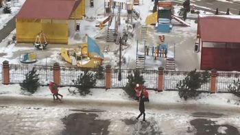 Los fuertes vientos de un huracán tiraban a la gente al piso en Rusia Los fuertes vientos de un huracán tiraban a la gente al piso en Rusia