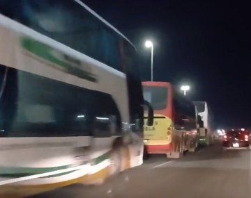 Caos en la autopista Buenos Aires-La Plata por un corte de micros