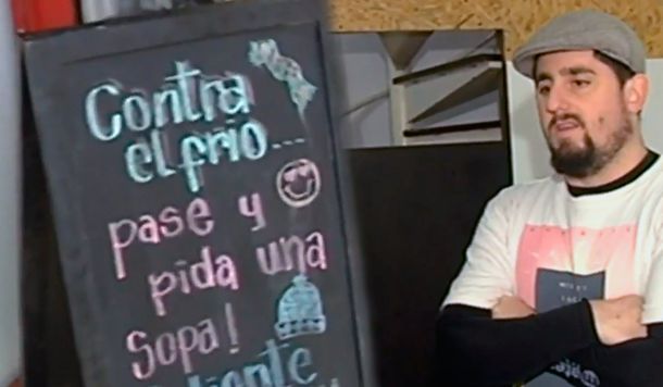 Una sanguchería regala sopa a quien la necesite en La Plata