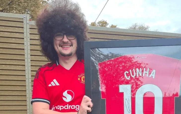 El hincha de Manchester United que no se corta el pelo hace 493 días: hoy se define su promesa
