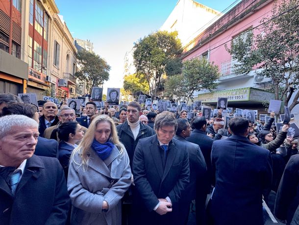 Javier Milei participó del acto por el aniversario del atentado a la AMIA: No vamos a parar