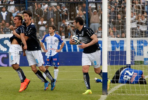 Gimnasia derrotó a Godoy Cruz y celebró su primer triunfo en el campeonato