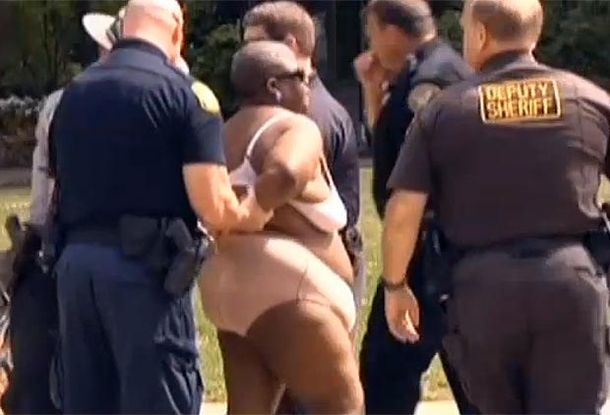 Una mujer hace un strip-tease en el medio de una plaza