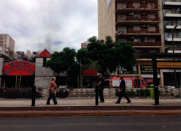 Bomberos combaten un incendio en el Bingo de Belgrano