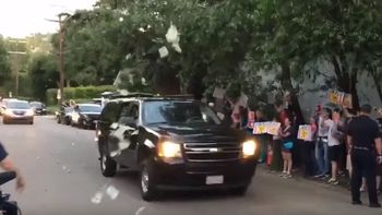 como a blatter: tiraron dolares contra una caravana de hillary como a blatter: tiraron dolares contra una caravana de hillary