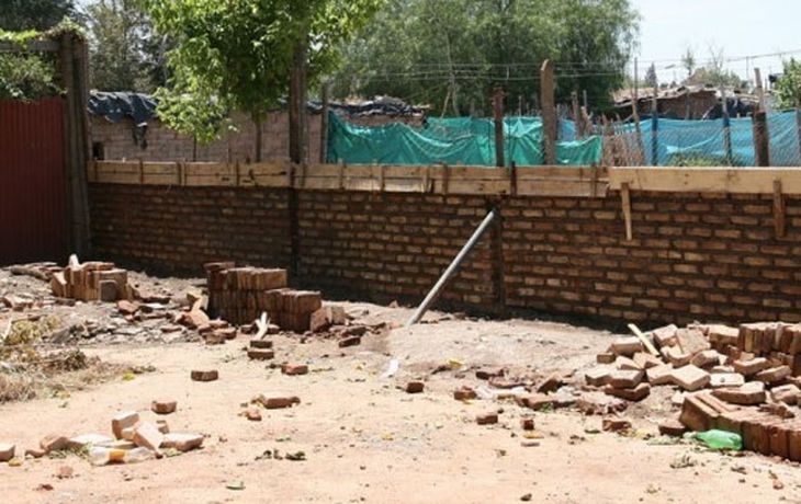 Polémica: vecinos construyen un muro para aislar a una villa