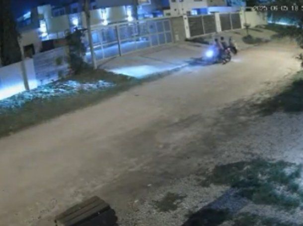 Mar del Plata: motochorros asaltaron a una mujer y un vecino los hizo volar por el aire