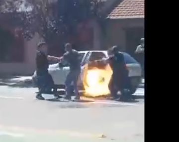 VIDEO: Prendió fuego su auto para que no se lo lleve la Policía