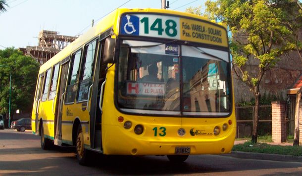 Florencio Varela: chofer le hizo RCP a una beba de un año dentro del colectivo y le salvó la vida