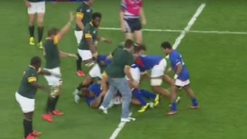 video: un intruso en medio de un partido de rugby video: un intruso en medio de un partido de rugby