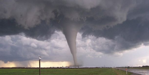 VIDEO: Fuertes vientos rompen los vidrios de un auto en medio de un tornado en Canadá