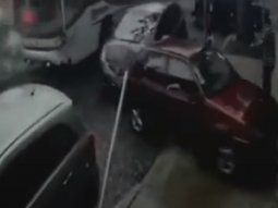 Un colectivo chocó a tres autos estacionados, embistió a un contenedor de basura y un peatón se salvó de milagro
