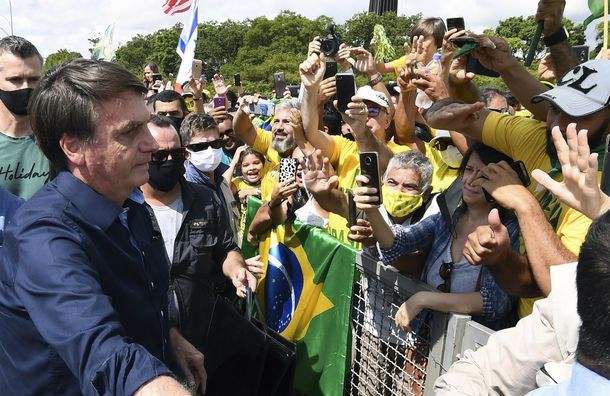 Brasil: el presidente Jair Bolsonaro pasea frente a la casa de gobierno sin barbijo