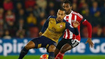 un holandes hizo un golazo de tres dedos para amargar al arsenal un holandes hizo un golazo de tres dedos para amargar al arsenal