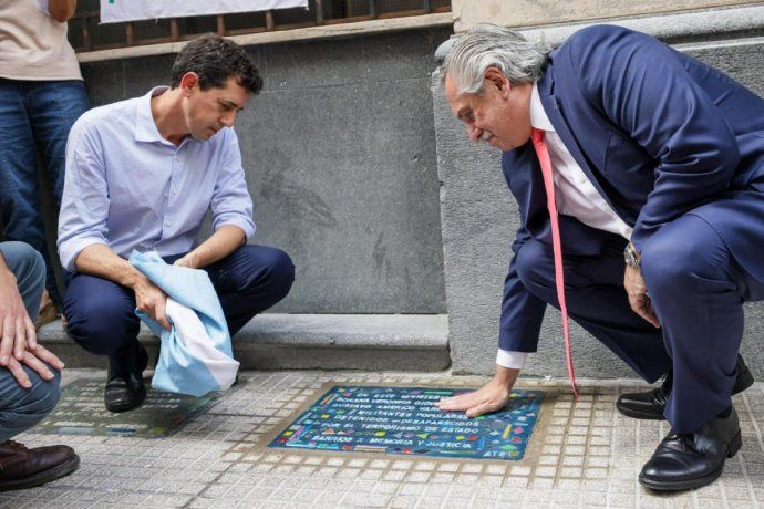 Alberto Fernández y Wado de Pedro descubrieron una baldosa en memoria de dos trabajadores desaparecidos