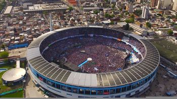 cierre de campana de cristina: estadio colmado y un microfono lenteja cierre de campana de cristina: estadio colmado y un microfono lenteja