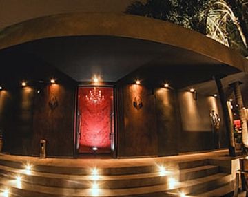 No das con el target: denuncia que no la dejaron entrar a un boliche de la Costanera