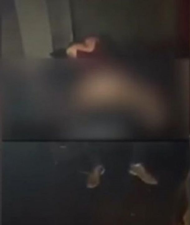 Captura del video viral en el que una pareja tiene sexo frente a unas 25 personas que hasta la filmaron
