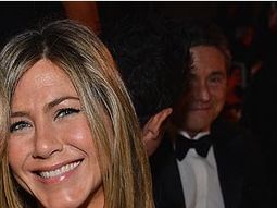 ella esta orgullosa de su escote ella esta orgullosa de su escote