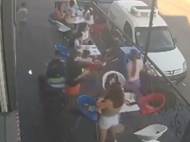 José C. Paz: tomaban un helado en la vereda y los atropelló un motociclista