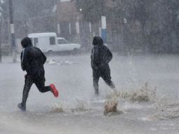 Lluvias fuertes y advertencia de granizo complican el domingo en tres provincias: hay alerta amarilla