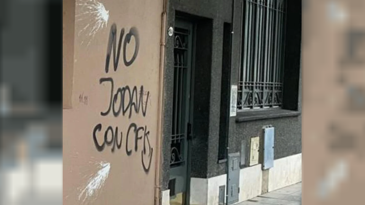 Más pintadas tras el fallo de la Corte Suprema contra Cristina Kirchner: ahora, en Radio Rivadavia