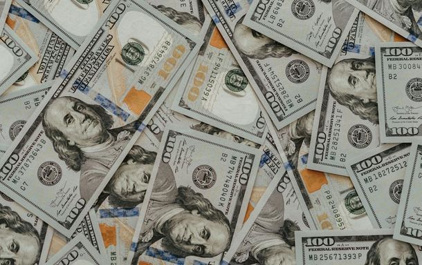 El dólar subió con fuerza y navega en la franja de los 38 pesos.