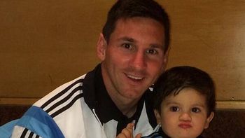 messi festejo con su hijo thiago la victoria de argentina messi festejo con su hijo thiago la victoria de argentina