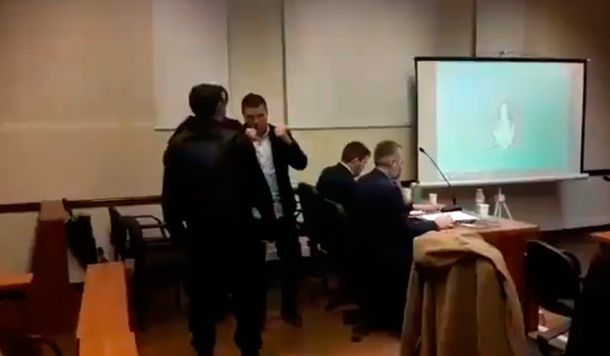 Carlos Baldomir amenazó a los periodistas en el comienzo del juicio por violar a su hija