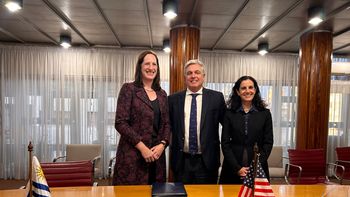 La embajadora Heide Fulton suscribió el convenio con el canciller Francisco Bustillo y la ministra Azucena Arbeleche. La embajadora Heide Fulton suscribió el convenio con el canciller Francisco Bustillo y la ministra Azucena Arbeleche.