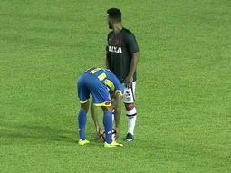 Julio Irrazábal desatándole los cordones al brasileño Carlos Alberto Julio Irrazábal desatándole los cordones al brasileño Carlos Alberto