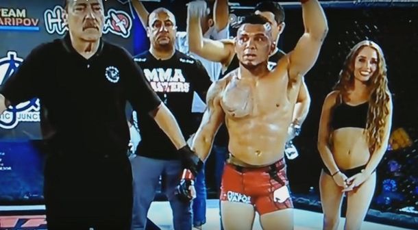 Le pegó una trompara a una promotora artes marciales mixtas