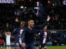 PSG, con Messi a la distancia, ganó sobre la hora y sigue puntero