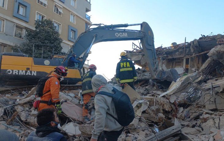 Brigadistas argentinos rescatar a tres personas de los escombros del terremoto de Turquía y Siria