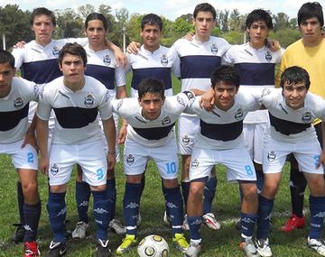 El volante, en la inferiores con la 10 en la espalda