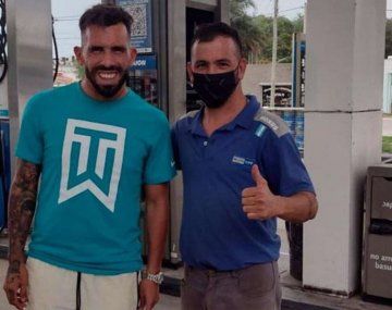 Tevez sorprendió en un Rolls Royce en una estación de servicio