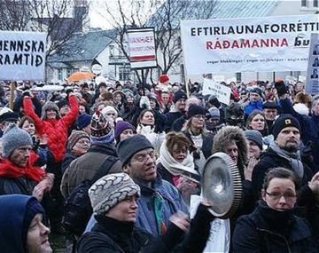 Multitudinaria protesta en Islandia contra su primer ministro