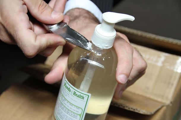 Secuestran 430 kilos de cocaína escondida en alcohol en gel