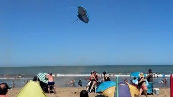 una tolvanera sacudio las playas de valeria del mar: se volaron las sombrillas y hubo panico una tolvanera sacudio las playas de valeria del mar: se volaron las sombrillas y hubo panico