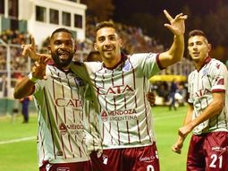 Godoy Cruz festeja su triunfo en el clásico cuyano Godoy Cruz festeja su triunfo en el clásico cuyano