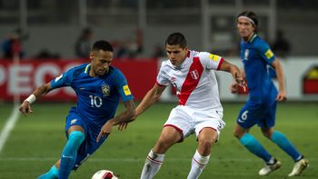 Neymar le gana la posición al defensor peruano Aldo Corzo Neymar le gana la posición al defensor peruano Aldo Corzo