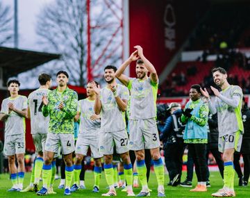 El Manchester City derrotó al Nottingham Forest de visitante y quedó puntero