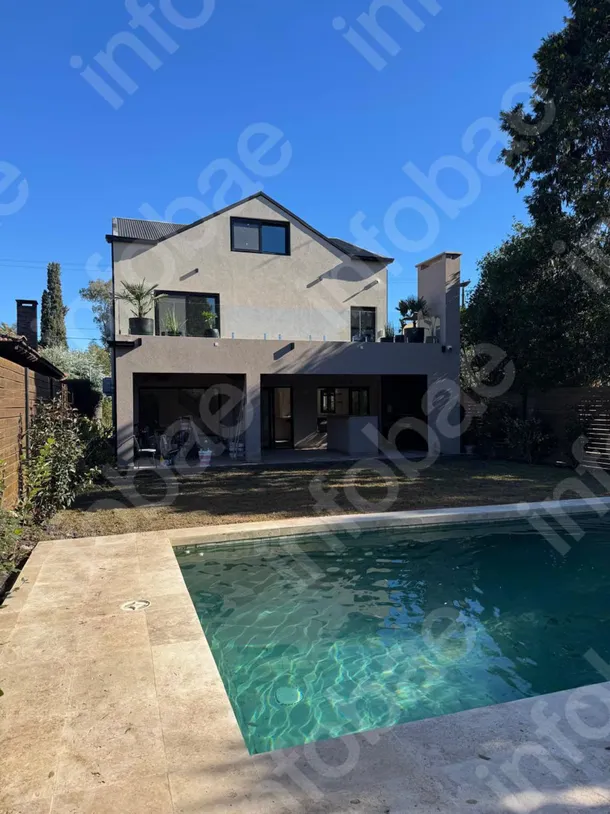 Así estaba la casa de Manuel Adorni durante las refacciones, antes de que se tire abajo la galería para construir una nueva. Foto: Infobae.